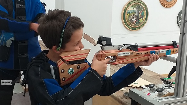 Schießen, Luftgewehr mit Auflage.
